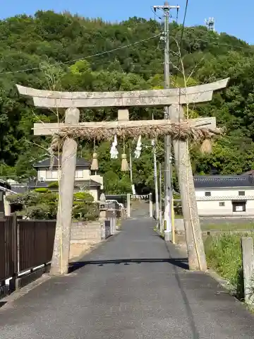 羽場神社の{uncategorized: "未分類", other: "その他", undefined: "問題あり", building: "その他建物", grave: "お墓", sacred_gate: "鳥居", guardian: "狛犬", statue: "像", buddha: "仏像", history: "歴史", nature: "自然", garden: "庭園", animal: "動物", pagoda: "塔", temizu: "手水舎", mountain_gate: "山門・神門", sanctuary: "本殿・本堂", subordinate: "末社・摂社", art: "芸術", scenery: "景色", jizo: "地蔵", ema: "絵馬", goshuin: "御朱印", omikuji: "おみくじ", items: "授与品その他", amulet: "お守り", goshuincho: "御朱印帳", eats: "食事", festival: "お祭り", votive_dance: "神楽", shichigosan: "七五三参", wedding: "結婚式", experience: "体験その他", initially: "初詣", around: "周辺", anti_infection: "感染症対策"}