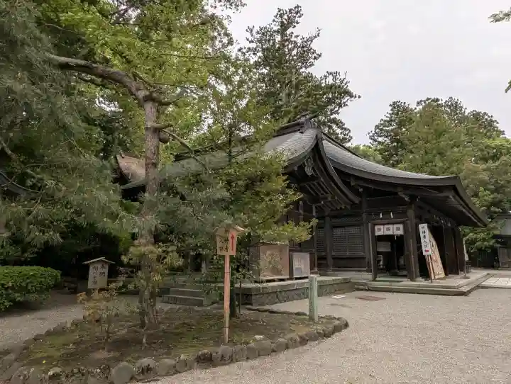 雄山神社峰本社の{uncategorized: "未分類", other: "その他", undefined: "問題あり", building: "その他建物", grave: "お墓", sacred_gate: "鳥居", guardian: "狛犬", statue: "像", buddha: "仏像", history: "歴史", nature: "自然", garden: "庭園", animal: "動物", pagoda: "塔", temizu: "手水舎", mountain_gate: "山門・神門", sanctuary: "本殿・本堂", subordinate: "末社・摂社", art: "芸術", scenery: "景色", jizo: "地蔵", ema: "絵馬", goshuin: "御朱印", omikuji: "おみくじ", items: "授与品その他", amulet: "お守り", goshuincho: "御朱印帳", eats: "食事", festival: "お祭り", votive_dance: "神楽", shichigosan: "七五三参", wedding: "結婚式", experience: "体験その他", initially: "初詣", around: "周辺", anti_infection: "感染症対策"}