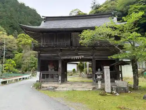 瑠璃寺の{uncategorized: "未分類", other: "その他", undefined: "問題あり", building: "その他建物", grave: "お墓", sacred_gate: "鳥居", guardian: "狛犬", statue: "像", buddha: "仏像", history: "歴史", nature: "自然", garden: "庭園", animal: "動物", pagoda: "塔", temizu: "手水舎", mountain_gate: "山門・神門", sanctuary: "本殿・本堂", subordinate: "末社・摂社", art: "芸術", scenery: "景色", jizo: "地蔵", ema: "絵馬", goshuin: "御朱印", omikuji: "おみくじ", items: "授与品その他", amulet: "お守り", goshuincho: "御朱印帳", eats: "食事", festival: "お祭り", votive_dance: "神楽", shichigosan: "七五三参", wedding: "結婚式", experience: "体験その他", initially: "初詣", around: "周辺", anti_infection: "感染症対策"}