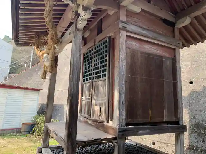 神社(名称不明)の本殿