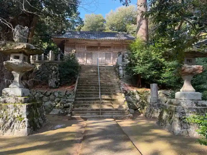 雷神社の{uncategorized: "未分類", other: "その他", undefined: "問題あり", building: "その他建物", grave: "お墓", sacred_gate: "鳥居", guardian: "狛犬", statue: "像", buddha: "仏像", history: "歴史", nature: "自然", garden: "庭園", animal: "動物", pagoda: "塔", temizu: "手水舎", mountain_gate: "山門・神門", sanctuary: "本殿・本堂", subordinate: "末社・摂社", art: "芸術", scenery: "景色", jizo: "地蔵", ema: "絵馬", goshuin: "御朱印", omikuji: "おみくじ", items: "授与品その他", amulet: "お守り", goshuincho: "御朱印帳", eats: "食事", festival: "お祭り", votive_dance: "神楽", shichigosan: "七五三参", wedding: "結婚式", experience: "体験その他", initially: "初詣", around: "周辺", anti_infection: "感染症対策"}