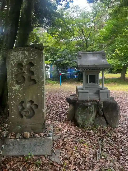 柿本神社の{uncategorized: "未分類", other: "その他", undefined: "問題あり", building: "その他建物", grave: "お墓", sacred_gate: "鳥居", guardian: "狛犬", statue: "像", buddha: "仏像", history: "歴史", nature: "自然", garden: "庭園", animal: "動物", pagoda: "塔", temizu: "手水舎", mountain_gate: "山門・神門", sanctuary: "本殿・本堂", subordinate: "末社・摂社", art: "芸術", scenery: "景色", jizo: "地蔵", ema: "絵馬", goshuin: "御朱印", omikuji: "おみくじ", items: "授与品その他", amulet: "お守り", goshuincho: "御朱印帳", eats: "食事", festival: "お祭り", votive_dance: "神楽", shichigosan: "七五三参", wedding: "結婚式", experience: "体験その他", initially: "初詣", around: "周辺", anti_infection: "感染症対策"}