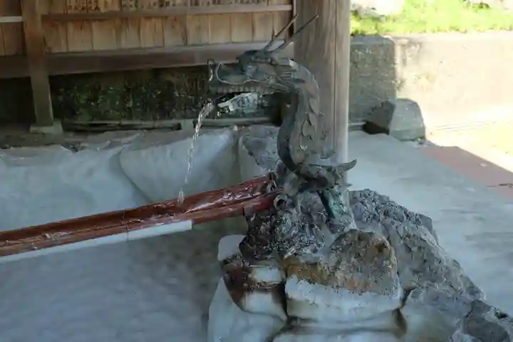 闘鶏神社の手水舎