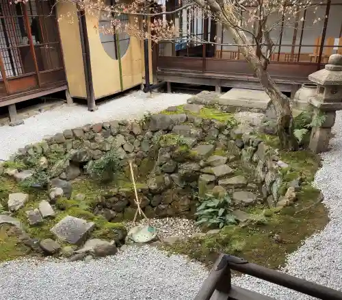 興聖寺の{uncategorized: "未分類", other: "その他", undefined: "問題あり", building: "その他建物", grave: "お墓", sacred_gate: "鳥居", guardian: "狛犬", statue: "像", buddha: "仏像", history: "歴史", nature: "自然", garden: "庭園", animal: "動物", pagoda: "塔", temizu: "手水舎", mountain_gate: "山門・神門", sanctuary: "本殿・本堂", subordinate: "末社・摂社", art: "芸術", scenery: "景色", jizo: "地蔵", ema: "絵馬", goshuin: "御朱印", omikuji: "おみくじ", items: "授与品その他", amulet: "お守り", goshuincho: "御朱印帳", eats: "食事", festival: "お祭り", votive_dance: "神楽", shichigosan: "七五三参", wedding: "結婚式", experience: "体験その他", initially: "初詣", around: "周辺", anti_infection: "感染症対策"}