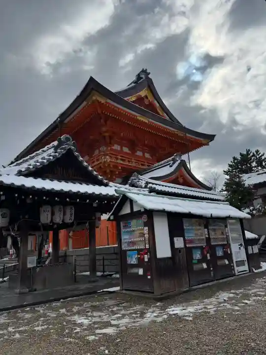 八坂神社(祇園さん)の{uncategorized: "未分類", other: "その他", undefined: "問題あり", building: "その他建物", grave: "お墓", sacred_gate: "鳥居", guardian: "狛犬", statue: "像", buddha: "仏像", history: "歴史", nature: "自然", garden: "庭園", animal: "動物", pagoda: "塔", temizu: "手水舎", mountain_gate: "山門・神門", sanctuary: "本殿・本堂", subordinate: "末社・摂社", art: "芸術", scenery: "景色", jizo: "地蔵", ema: "絵馬", goshuin: "御朱印", omikuji: "おみくじ", items: "授与品その他", amulet: "お守り", goshuincho: "御朱印帳", eats: "食事", festival: "お祭り", votive_dance: "神楽", shichigosan: "七五三参", wedding: "結婚式", experience: "体験その他", initially: "初詣", around: "周辺", anti_infection: "感染症対策"}