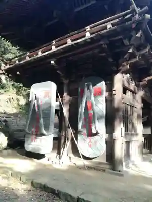 椎尾山薬王院の山門・神門