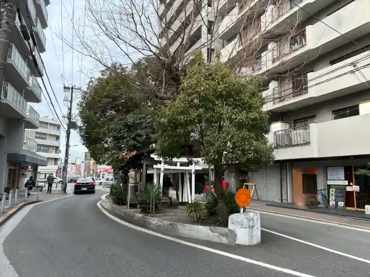楠木大神の{uncategorized: "未分類", other: "その他", undefined: "問題あり", building: "その他建物", grave: "お墓", sacred_gate: "鳥居", guardian: "狛犬", statue: "像", buddha: "仏像", history: "歴史", nature: "自然", garden: "庭園", animal: "動物", pagoda: "塔", temizu: "手水舎", mountain_gate: "山門・神門", sanctuary: "本殿・本堂", subordinate: "末社・摂社", art: "芸術", scenery: "景色", jizo: "地蔵", ema: "絵馬", goshuin: "御朱印", omikuji: "おみくじ", items: "授与品その他", amulet: "お守り", goshuincho: "御朱印帳", eats: "食事", festival: "お祭り", votive_dance: "神楽", shichigosan: "七五三参", wedding: "結婚式", experience: "体験その他", initially: "初詣", around: "周辺", anti_infection: "感染症対策"}