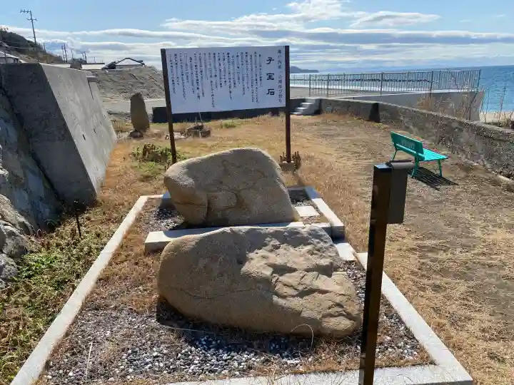 枯木神社の{uncategorized: "未分類", other: "その他", undefined: "問題あり", building: "その他建物", grave: "お墓", sacred_gate: "鳥居", guardian: "狛犬", statue: "像", buddha: "仏像", history: "歴史", nature: "自然", garden: "庭園", animal: "動物", pagoda: "塔", temizu: "手水舎", mountain_gate: "山門・神門", sanctuary: "本殿・本堂", subordinate: "末社・摂社", art: "芸術", scenery: "景色", jizo: "地蔵", ema: "絵馬", goshuin: "御朱印", omikuji: "おみくじ", items: "授与品その他", amulet: "お守り", goshuincho: "御朱印帳", eats: "食事", festival: "お祭り", votive_dance: "神楽", shichigosan: "七五三参", wedding: "結婚式", experience: "体験その他", initially: "初詣", around: "周辺", anti_infection: "感染症対策"}
