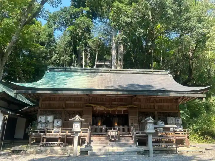 丹生川上神社(下社)の{uncategorized: "未分類", other: "その他", undefined: "問題あり", building: "その他建物", grave: "お墓", sacred_gate: "鳥居", guardian: "狛犬", statue: "像", buddha: "仏像", history: "歴史", nature: "自然", garden: "庭園", animal: "動物", pagoda: "塔", temizu: "手水舎", mountain_gate: "山門・神門", sanctuary: "本殿・本堂", subordinate: "末社・摂社", art: "芸術", scenery: "景色", jizo: "地蔵", ema: "絵馬", goshuin: "御朱印", omikuji: "おみくじ", items: "授与品その他", amulet: "お守り", goshuincho: "御朱印帳", eats: "食事", festival: "お祭り", votive_dance: "神楽", shichigosan: "七五三参", wedding: "結婚式", experience: "体験その他", initially: "初詣", around: "周辺", anti_infection: "感染症対策"}