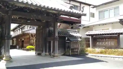 竹林院の山門