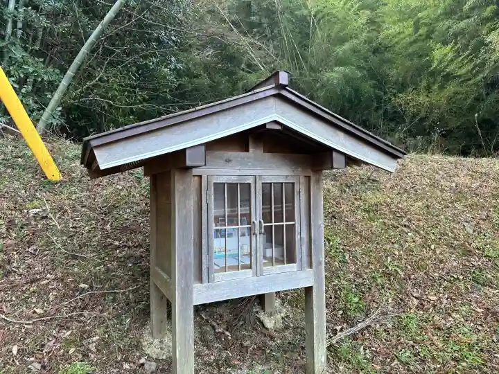 立石神社の{uncategorized: "未分類", other: "その他", undefined: "問題あり", building: "その他建物", grave: "お墓", sacred_gate: "鳥居", guardian: "狛犬", statue: "像", buddha: "仏像", history: "歴史", nature: "自然", garden: "庭園", animal: "動物", pagoda: "塔", temizu: "手水舎", mountain_gate: "山門・神門", sanctuary: "本殿・本堂", subordinate: "末社・摂社", art: "芸術", scenery: "景色", jizo: "地蔵", ema: "絵馬", goshuin: "御朱印", omikuji: "おみくじ", items: "授与品その他", amulet: "お守り", goshuincho: "御朱印帳", eats: "食事", festival: "お祭り", votive_dance: "神楽", shichigosan: "七五三参", wedding: "結婚式", experience: "体験その他", initially: "初詣", around: "周辺", anti_infection: "感染症対策"}