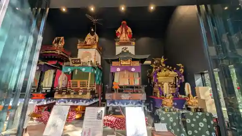 赤坂氷川神社の{uncategorized: "未分類", other: "その他", undefined: "問題あり", building: "その他建物", grave: "お墓", sacred_gate: "鳥居", guardian: "狛犬", statue: "像", buddha: "仏像", history: "歴史", nature: "自然", garden: "庭園", animal: "動物", pagoda: "塔", temizu: "手水舎", mountain_gate: "山門・神門", sanctuary: "本殿・本堂", subordinate: "末社・摂社", art: "芸術", scenery: "景色", jizo: "地蔵", ema: "絵馬", goshuin: "御朱印", omikuji: "おみくじ", items: "授与品その他", amulet: "お守り", goshuincho: "御朱印帳", eats: "食事", festival: "お祭り", votive_dance: "神楽", shichigosan: "七五三参", wedding: "結婚式", experience: "体験その他", initially: "初詣", around: "周辺", anti_infection: "感染症対策"}