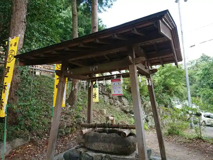 聖神社の手水舎