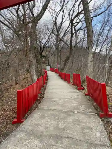 鬼怒川温泉神社の{uncategorized: "未分類", other: "その他", undefined: "問題あり", building: "その他建物", grave: "お墓", sacred_gate: "鳥居", guardian: "狛犬", statue: "像", buddha: "仏像", history: "歴史", nature: "自然", garden: "庭園", animal: "動物", pagoda: "塔", temizu: "手水舎", mountain_gate: "山門・神門", sanctuary: "本殿・本堂", subordinate: "末社・摂社", art: "芸術", scenery: "景色", jizo: "地蔵", ema: "絵馬", goshuin: "御朱印", omikuji: "おみくじ", items: "授与品その他", amulet: "お守り", goshuincho: "御朱印帳", eats: "食事", festival: "お祭り", votive_dance: "神楽", shichigosan: "七五三参", wedding: "結婚式", experience: "体験その他", initially: "初詣", around: "周辺", anti_infection: "感染症対策"}