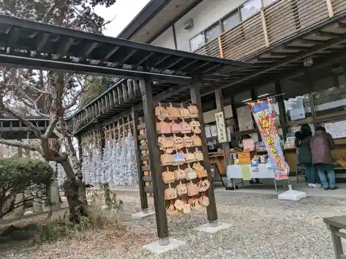 湯倉神社の{uncategorized: "未分類", other: "その他", undefined: "問題あり", building: "その他建物", grave: "お墓", sacred_gate: "鳥居", guardian: "狛犬", statue: "像", buddha: "仏像", history: "歴史", nature: "自然", garden: "庭園", animal: "動物", pagoda: "塔", temizu: "手水舎", mountain_gate: "山門・神門", sanctuary: "本殿・本堂", subordinate: "末社・摂社", art: "芸術", scenery: "景色", jizo: "地蔵", ema: "絵馬", goshuin: "御朱印", omikuji: "おみくじ", items: "授与品その他", amulet: "お守り", goshuincho: "御朱印帳", eats: "食事", festival: "お祭り", votive_dance: "神楽", shichigosan: "七五三参", wedding: "結婚式", experience: "体験その他", initially: "初詣", around: "周辺", anti_infection: "感染症対策"}
