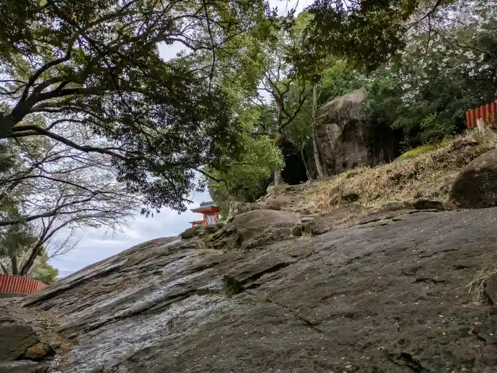 神倉神社(熊野速玉大社摂社)の{uncategorized: "未分類", other: "その他", undefined: "問題あり", building: "その他建物", grave: "お墓", sacred_gate: "鳥居", guardian: "狛犬", statue: "像", buddha: "仏像", history: "歴史", nature: "自然", garden: "庭園", animal: "動物", pagoda: "塔", temizu: "手水舎", mountain_gate: "山門・神門", sanctuary: "本殿・本堂", subordinate: "末社・摂社", art: "芸術", scenery: "景色", jizo: "地蔵", ema: "絵馬", goshuin: "御朱印", omikuji: "おみくじ", items: "授与品その他", amulet: "お守り", goshuincho: "御朱印帳", eats: "食事", festival: "お祭り", votive_dance: "神楽", shichigosan: "七五三参", wedding: "結婚式", experience: "体験その他", initially: "初詣", around: "周辺", anti_infection: "感染症対策"}