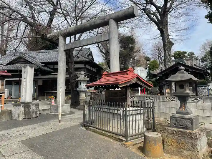 香取神社の{uncategorized: "未分類", other: "その他", undefined: "問題あり", building: "その他建物", grave: "お墓", sacred_gate: "鳥居", guardian: "狛犬", statue: "像", buddha: "仏像", history: "歴史", nature: "自然", garden: "庭園", animal: "動物", pagoda: "塔", temizu: "手水舎", mountain_gate: "山門・神門", sanctuary: "本殿・本堂", subordinate: "末社・摂社", art: "芸術", scenery: "景色", jizo: "地蔵", ema: "絵馬", goshuin: "御朱印", omikuji: "おみくじ", items: "授与品その他", amulet: "お守り", goshuincho: "御朱印帳", eats: "食事", festival: "お祭り", votive_dance: "神楽", shichigosan: "七五三参", wedding: "結婚式", experience: "体験その他", initially: "初詣", around: "周辺", anti_infection: "感染症対策"}