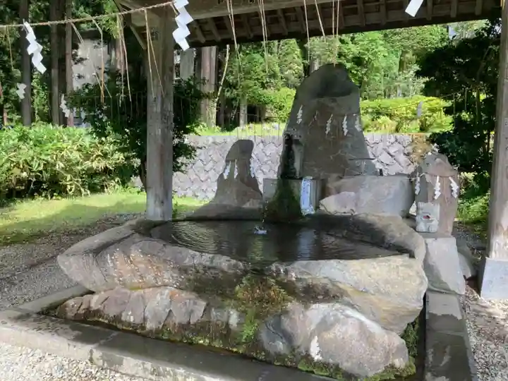 八海山尊神社の手水舎