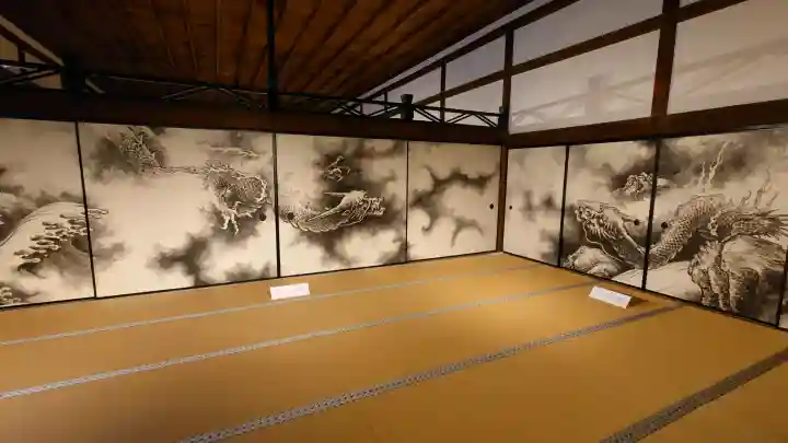 龍安寺の{uncategorized: "未分類", other: "その他", undefined: "問題あり", building: "その他建物", grave: "お墓", sacred_gate: "鳥居", guardian: "狛犬", statue: "像", buddha: "仏像", history: "歴史", nature: "自然", garden: "庭園", animal: "動物", pagoda: "塔", temizu: "手水舎", mountain_gate: "山門・神門", sanctuary: "本殿・本堂", subordinate: "末社・摂社", art: "芸術", scenery: "景色", jizo: "地蔵", ema: "絵馬", goshuin: "御朱印", omikuji: "おみくじ", items: "授与品その他", amulet: "お守り", goshuincho: "御朱印帳", eats: "食事", festival: "お祭り", votive_dance: "神楽", shichigosan: "七五三参", wedding: "結婚式", experience: "体験その他", initially: "初詣", around: "周辺", anti_infection: "感染症対策"}