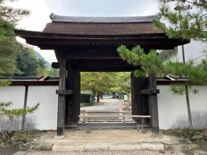 洞春寺の山門