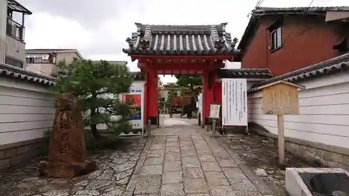 六道珍皇寺の山門