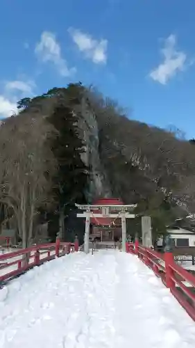 厳竜神社の{uncategorized: "未分類", other: "その他", undefined: "問題あり", building: "その他建物", grave: "お墓", sacred_gate: "鳥居", guardian: "狛犬", statue: "像", buddha: "仏像", history: "歴史", nature: "自然", garden: "庭園", animal: "動物", pagoda: "塔", temizu: "手水舎", mountain_gate: "山門・神門", sanctuary: "本殿・本堂", subordinate: "末社・摂社", art: "芸術", scenery: "景色", jizo: "地蔵", ema: "絵馬", goshuin: "御朱印", omikuji: "おみくじ", items: "授与品その他", amulet: "お守り", goshuincho: "御朱印帳", eats: "食事", festival: "お祭り", votive_dance: "神楽", shichigosan: "七五三参", wedding: "結婚式", experience: "体験その他", initially: "初詣", around: "周辺", anti_infection: "感染症対策"}