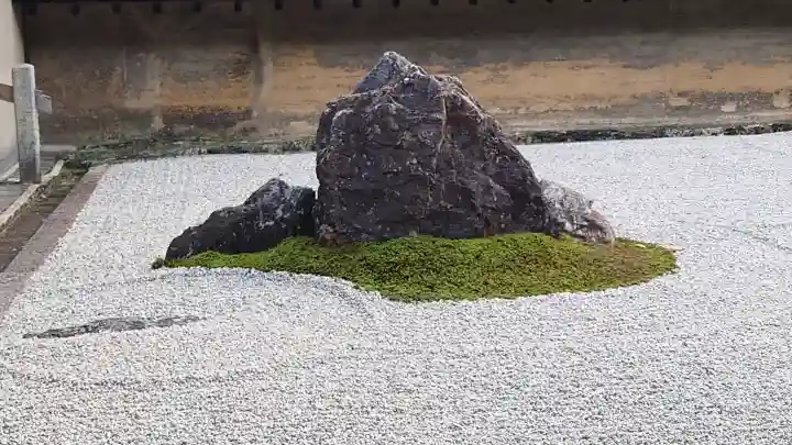 龍安寺の{uncategorized: "未分類", other: "その他", undefined: "問題あり", building: "その他建物", grave: "お墓", sacred_gate: "鳥居", guardian: "狛犬", statue: "像", buddha: "仏像", history: "歴史", nature: "自然", garden: "庭園", animal: "動物", pagoda: "塔", temizu: "手水舎", mountain_gate: "山門・神門", sanctuary: "本殿・本堂", subordinate: "末社・摂社", art: "芸術", scenery: "景色", jizo: "地蔵", ema: "絵馬", goshuin: "御朱印", omikuji: "おみくじ", items: "授与品その他", amulet: "お守り", goshuincho: "御朱印帳", eats: "食事", festival: "お祭り", votive_dance: "神楽", shichigosan: "七五三参", wedding: "結婚式", experience: "体験その他", initially: "初詣", around: "周辺", anti_infection: "感染症対策"}