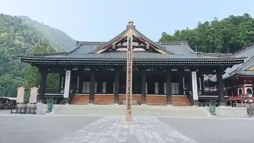 久遠寺の本殿・本堂