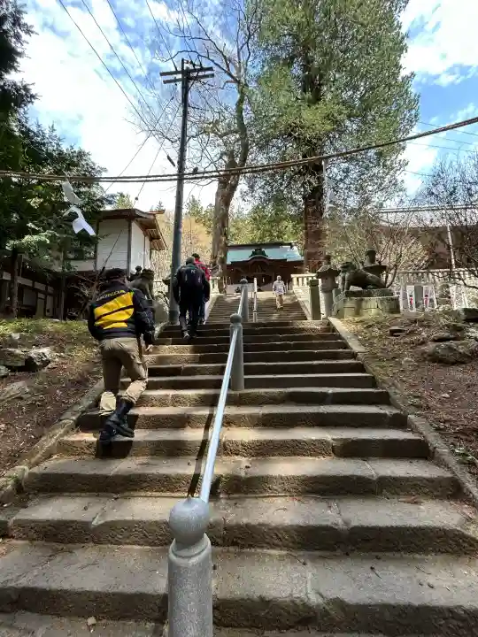 新海三社神社の{uncategorized: "未分類", other: "その他", undefined: "問題あり", building: "その他建物", grave: "お墓", sacred_gate: "鳥居", guardian: "狛犬", statue: "像", buddha: "仏像", history: "歴史", nature: "自然", garden: "庭園", animal: "動物", pagoda: "塔", temizu: "手水舎", mountain_gate: "山門・神門", sanctuary: "本殿・本堂", subordinate: "末社・摂社", art: "芸術", scenery: "景色", jizo: "地蔵", ema: "絵馬", goshuin: "御朱印", omikuji: "おみくじ", items: "授与品その他", amulet: "お守り", goshuincho: "御朱印帳", eats: "食事", festival: "お祭り", votive_dance: "神楽", shichigosan: "七五三参", wedding: "結婚式", experience: "体験その他", initially: "初詣", around: "周辺", anti_infection: "感染症対策"}
