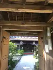 谷性寺の山門