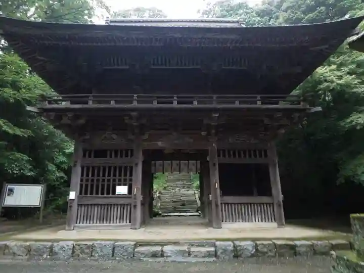 椎尾山薬王院の山門・神門