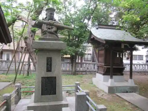 川口神社の像