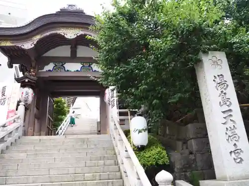 湯島天満宮の山門・神門