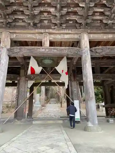 久遠寺の山門