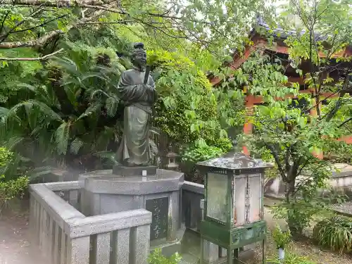 平等寺（三輪山平等寺）の{uncategorized: "未分類", other: "その他", undefined: "問題あり", building: "その他建物", grave: "お墓", sacred_gate: "鳥居", guardian: "狛犬", statue: "像", buddha: "仏像", history: "歴史", nature: "自然", garden: "庭園", animal: "動物", pagoda: "塔", temizu: "手水舎", mountain_gate: "山門・神門", sanctuary: "本殿・本堂", subordinate: "末社・摂社", art: "芸術", scenery: "景色", jizo: "地蔵", ema: "絵馬", goshuin: "御朱印", omikuji: "おみくじ", items: "授与品その他", amulet: "お守り", goshuincho: "御朱印帳", eats: "食事", festival: "お祭り", votive_dance: "神楽", shichigosan: "七五三参", wedding: "結婚式", experience: "体験その他", initially: "初詣", around: "周辺", anti_infection: "感染症対策"}