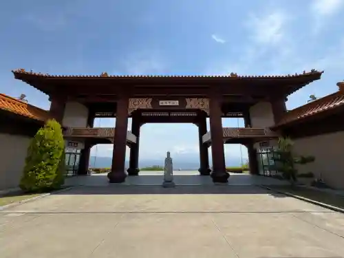 佛光山法水寺の{uncategorized: "未分類", other: "その他", undefined: "問題あり", building: "その他建物", grave: "お墓", sacred_gate: "鳥居", guardian: "狛犬", statue: "像", buddha: "仏像", history: "歴史", nature: "自然", garden: "庭園", animal: "動物", pagoda: "塔", temizu: "手水舎", mountain_gate: "山門・神門", sanctuary: "本殿・本堂", subordinate: "末社・摂社", art: "芸術", scenery: "景色", jizo: "地蔵", ema: "絵馬", goshuin: "御朱印", omikuji: "おみくじ", items: "授与品その他", amulet: "お守り", goshuincho: "御朱印帳", eats: "食事", festival: "お祭り", votive_dance: "神楽", shichigosan: "七五三参", wedding: "結婚式", experience: "体験その他", initially: "初詣", around: "周辺", anti_infection: "感染症対策"}