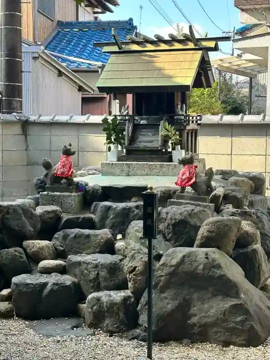 玉三稲荷神社の{uncategorized: "未分類", other: "その他", undefined: "問題あり", building: "その他建物", grave: "お墓", sacred_gate: "鳥居", guardian: "狛犬", statue: "像", buddha: "仏像", history: "歴史", nature: "自然", garden: "庭園", animal: "動物", pagoda: "塔", temizu: "手水舎", mountain_gate: "山門・神門", sanctuary: "本殿・本堂", subordinate: "末社・摂社", art: "芸術", scenery: "景色", jizo: "地蔵", ema: "絵馬", goshuin: "御朱印", omikuji: "おみくじ", items: "授与品その他", amulet: "お守り", goshuincho: "御朱印帳", eats: "食事", festival: "お祭り", votive_dance: "神楽", shichigosan: "七五三参", wedding: "結婚式", experience: "体験その他", initially: "初詣", around: "周辺", anti_infection: "感染症対策"}