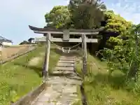 南方神社(諏訪神社)の{uncategorized: "未分類", other: "その他", undefined: "問題あり", building: "その他建物", grave: "お墓", sacred_gate: "鳥居", guardian: "狛犬", statue: "像", buddha: "仏像", history: "歴史", nature: "自然", garden: "庭園", animal: "動物", pagoda: "塔", temizu: "手水舎", mountain_gate: "山門・神門", sanctuary: "本殿・本堂", subordinate: "末社・摂社", art: "芸術", scenery: "景色", jizo: "地蔵", ema: "絵馬", goshuin: "御朱印", omikuji: "おみくじ", items: "授与品その他", amulet: "お守り", goshuincho: "御朱印帳", eats: "食事", festival: "お祭り", votive_dance: "神楽", shichigosan: "七五三参", wedding: "結婚式", experience: "体験その他", initially: "初詣", around: "周辺", anti_infection: "感染症対策"}