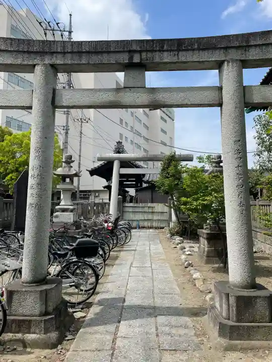 伊奈利神社の{uncategorized: "未分類", other: "その他", undefined: "問題あり", building: "その他建物", grave: "お墓", sacred_gate: "鳥居", guardian: "狛犬", statue: "像", buddha: "仏像", history: "歴史", nature: "自然", garden: "庭園", animal: "動物", pagoda: "塔", temizu: "手水舎", mountain_gate: "山門・神門", sanctuary: "本殿・本堂", subordinate: "末社・摂社", art: "芸術", scenery: "景色", jizo: "地蔵", ema: "絵馬", goshuin: "御朱印", omikuji: "おみくじ", items: "授与品その他", amulet: "お守り", goshuincho: "御朱印帳", eats: "食事", festival: "お祭り", votive_dance: "神楽", shichigosan: "七五三参", wedding: "結婚式", experience: "体験その他", initially: "初詣", around: "周辺", anti_infection: "感染症対策"}