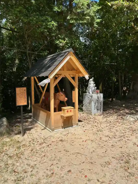 牛窓神社の{uncategorized: "未分類", other: "その他", undefined: "問題あり", building: "その他建物", grave: "お墓", sacred_gate: "鳥居", guardian: "狛犬", statue: "像", buddha: "仏像", history: "歴史", nature: "自然", garden: "庭園", animal: "動物", pagoda: "塔", temizu: "手水舎", mountain_gate: "山門・神門", sanctuary: "本殿・本堂", subordinate: "末社・摂社", art: "芸術", scenery: "景色", jizo: "地蔵", ema: "絵馬", goshuin: "御朱印", omikuji: "おみくじ", items: "授与品その他", amulet: "お守り", goshuincho: "御朱印帳", eats: "食事", festival: "お祭り", votive_dance: "神楽", shichigosan: "七五三参", wedding: "結婚式", experience: "体験その他", initially: "初詣", around: "周辺", anti_infection: "感染症対策"}