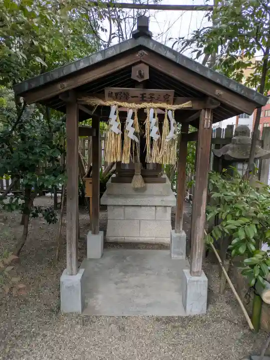 熊野第一王子之宮(堀越神社 摂社)の{uncategorized: "未分類", other: "その他", undefined: "問題あり", building: "その他建物", grave: "お墓", sacred_gate: "鳥居", guardian: "狛犬", statue: "像", buddha: "仏像", history: "歴史", nature: "自然", garden: "庭園", animal: "動物", pagoda: "塔", temizu: "手水舎", mountain_gate: "山門・神門", sanctuary: "本殿・本堂", subordinate: "末社・摂社", art: "芸術", scenery: "景色", jizo: "地蔵", ema: "絵馬", goshuin: "御朱印", omikuji: "おみくじ", items: "授与品その他", amulet: "お守り", goshuincho: "御朱印帳", eats: "食事", festival: "お祭り", votive_dance: "神楽", shichigosan: "七五三参", wedding: "結婚式", experience: "体験その他", initially: "初詣", around: "周辺", anti_infection: "感染症対策"}