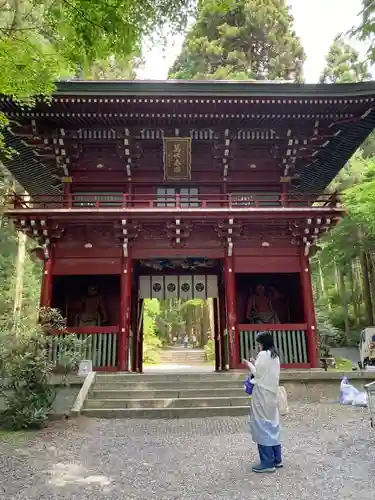 御岩神社の山門・神門