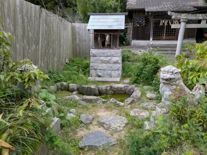 家神社の{uncategorized: "未分類", other: "その他", undefined: "問題あり", building: "その他建物", grave: "お墓", sacred_gate: "鳥居", guardian: "狛犬", statue: "像", buddha: "仏像", history: "歴史", nature: "自然", garden: "庭園", animal: "動物", pagoda: "塔", temizu: "手水舎", mountain_gate: "山門・神門", sanctuary: "本殿・本堂", subordinate: "末社・摂社", art: "芸術", scenery: "景色", jizo: "地蔵", ema: "絵馬", goshuin: "御朱印", omikuji: "おみくじ", items: "授与品その他", amulet: "お守り", goshuincho: "御朱印帳", eats: "食事", festival: "お祭り", votive_dance: "神楽", shichigosan: "七五三参", wedding: "結婚式", experience: "体験その他", initially: "初詣", around: "周辺", anti_infection: "感染症対策"}