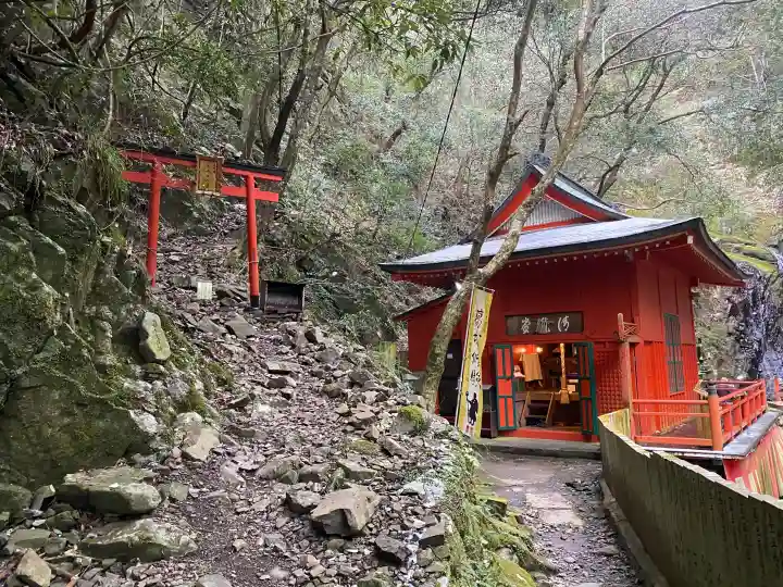 大本山七宝瀧寺の{uncategorized: "未分類", other: "その他", undefined: "問題あり", building: "その他建物", grave: "お墓", sacred_gate: "鳥居", guardian: "狛犬", statue: "像", buddha: "仏像", history: "歴史", nature: "自然", garden: "庭園", animal: "動物", pagoda: "塔", temizu: "手水舎", mountain_gate: "山門・神門", sanctuary: "本殿・本堂", subordinate: "末社・摂社", art: "芸術", scenery: "景色", jizo: "地蔵", ema: "絵馬", goshuin: "御朱印", omikuji: "おみくじ", items: "授与品その他", amulet: "お守り", goshuincho: "御朱印帳", eats: "食事", festival: "お祭り", votive_dance: "神楽", shichigosan: "七五三参", wedding: "結婚式", experience: "体験その他", initially: "初詣", around: "周辺", anti_infection: "感染症対策"}