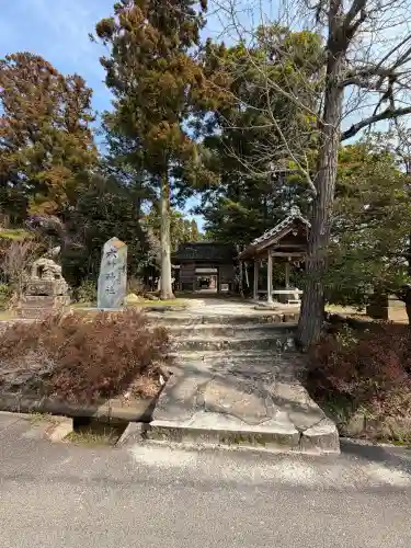 六所神社の{uncategorized: "未分類", other: "その他", undefined: "問題あり", building: "その他建物", grave: "お墓", sacred_gate: "鳥居", guardian: "狛犬", statue: "像", buddha: "仏像", history: "歴史", nature: "自然", garden: "庭園", animal: "動物", pagoda: "塔", temizu: "手水舎", mountain_gate: "山門・神門", sanctuary: "本殿・本堂", subordinate: "末社・摂社", art: "芸術", scenery: "景色", jizo: "地蔵", ema: "絵馬", goshuin: "御朱印", omikuji: "おみくじ", items: "授与品その他", amulet: "お守り", goshuincho: "御朱印帳", eats: "食事", festival: "お祭り", votive_dance: "神楽", shichigosan: "七五三参", wedding: "結婚式", experience: "体験その他", initially: "初詣", around: "周辺", anti_infection: "感染症対策"}