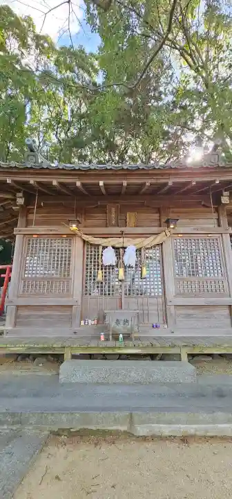 伊豫稲荷神社の{uncategorized: "未分類", other: "その他", undefined: "問題あり", building: "その他建物", grave: "お墓", sacred_gate: "鳥居", guardian: "狛犬", statue: "像", buddha: "仏像", history: "歴史", nature: "自然", garden: "庭園", animal: "動物", pagoda: "塔", temizu: "手水舎", mountain_gate: "山門・神門", sanctuary: "本殿・本堂", subordinate: "末社・摂社", art: "芸術", scenery: "景色", jizo: "地蔵", ema: "絵馬", goshuin: "御朱印", omikuji: "おみくじ", items: "授与品その他", amulet: "お守り", goshuincho: "御朱印帳", eats: "食事", festival: "お祭り", votive_dance: "神楽", shichigosan: "七五三参", wedding: "結婚式", experience: "体験その他", initially: "初詣", around: "周辺", anti_infection: "感染症対策"}