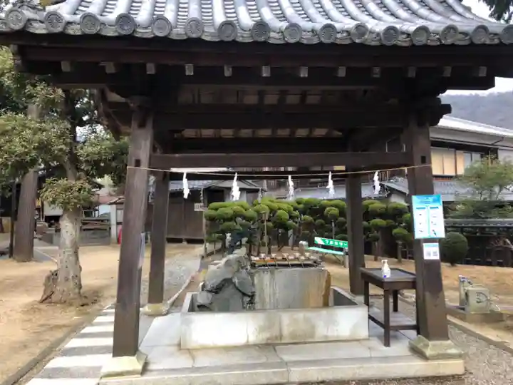 白國神社の手水舎