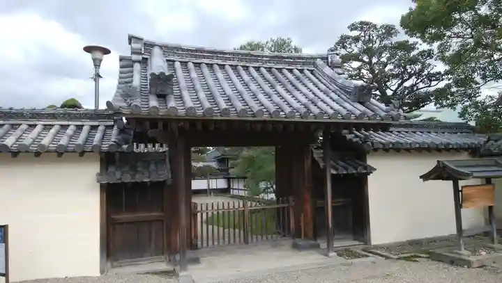 中宮寺の山門・神門