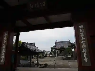 井戸寺の山門・神門