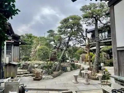 日蓮宗龍口山本龍寺の{uncategorized: "未分類", other: "その他", undefined: "問題あり", building: "その他建物", grave: "お墓", sacred_gate: "鳥居", guardian: "狛犬", statue: "像", buddha: "仏像", history: "歴史", nature: "自然", garden: "庭園", animal: "動物", pagoda: "塔", temizu: "手水舎", mountain_gate: "山門・神門", sanctuary: "本殿・本堂", subordinate: "末社・摂社", art: "芸術", scenery: "景色", jizo: "地蔵", ema: "絵馬", goshuin: "御朱印", omikuji: "おみくじ", items: "授与品その他", amulet: "お守り", goshuincho: "御朱印帳", eats: "食事", festival: "お祭り", votive_dance: "神楽", shichigosan: "七五三参", wedding: "結婚式", experience: "体験その他", initially: "初詣", around: "周辺", anti_infection: "感染症対策"}